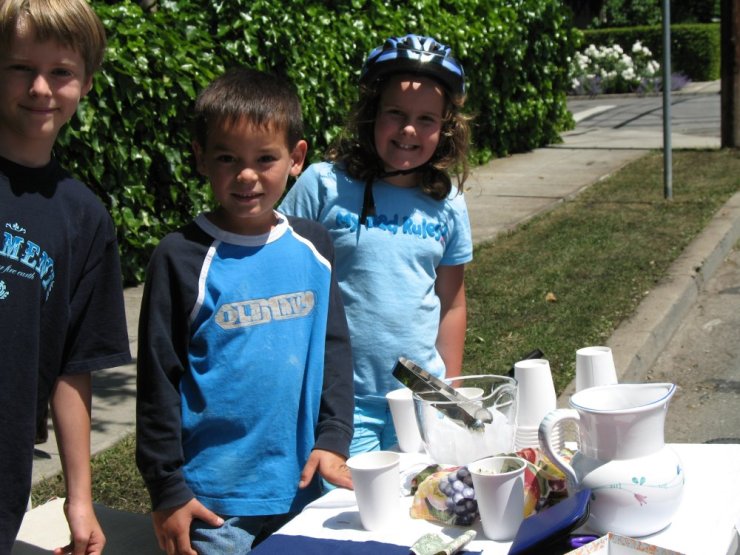 Children at lemonaded stand